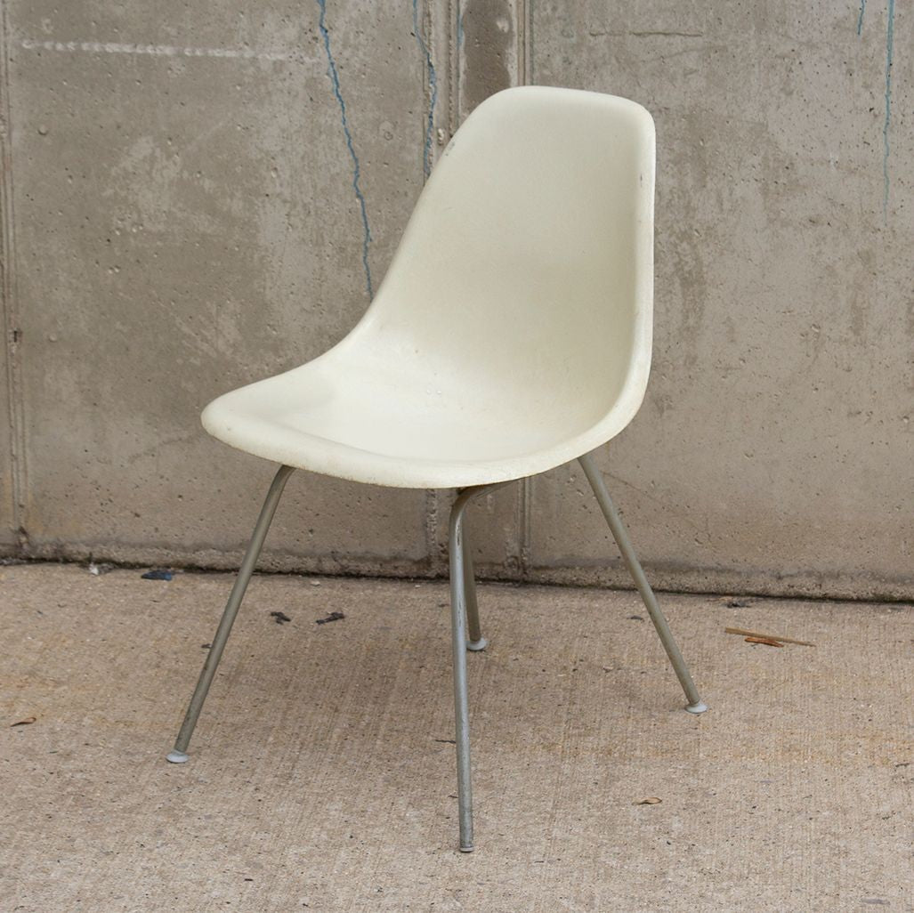 Herman Miller Eames Side Shell Chair in Parchment Fiberglass